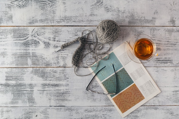 Zestaw nici i próbki wzorów